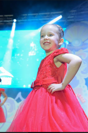 Charlotte Maia Cummins, neue Kinderkönigin der Feste zu Ehren von Ntra. Sra. del Carmen de Puerto de Santiago 2023
