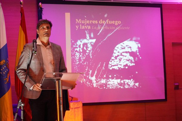 The mayor presented the book "Women of Fire and Lava. The next generation"