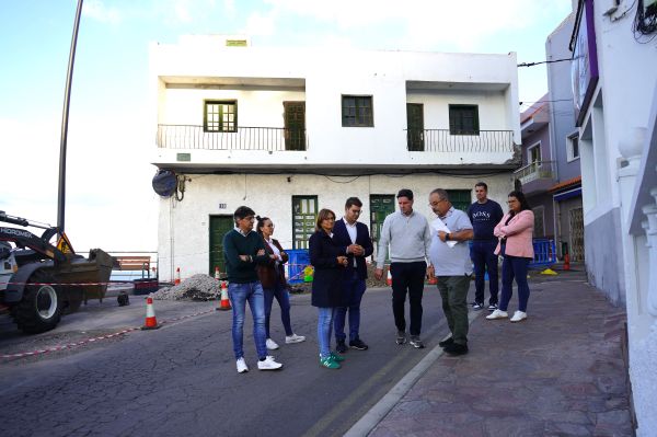 The city council turns La Sirena Street in Puerto de Santiago into a one-way down road