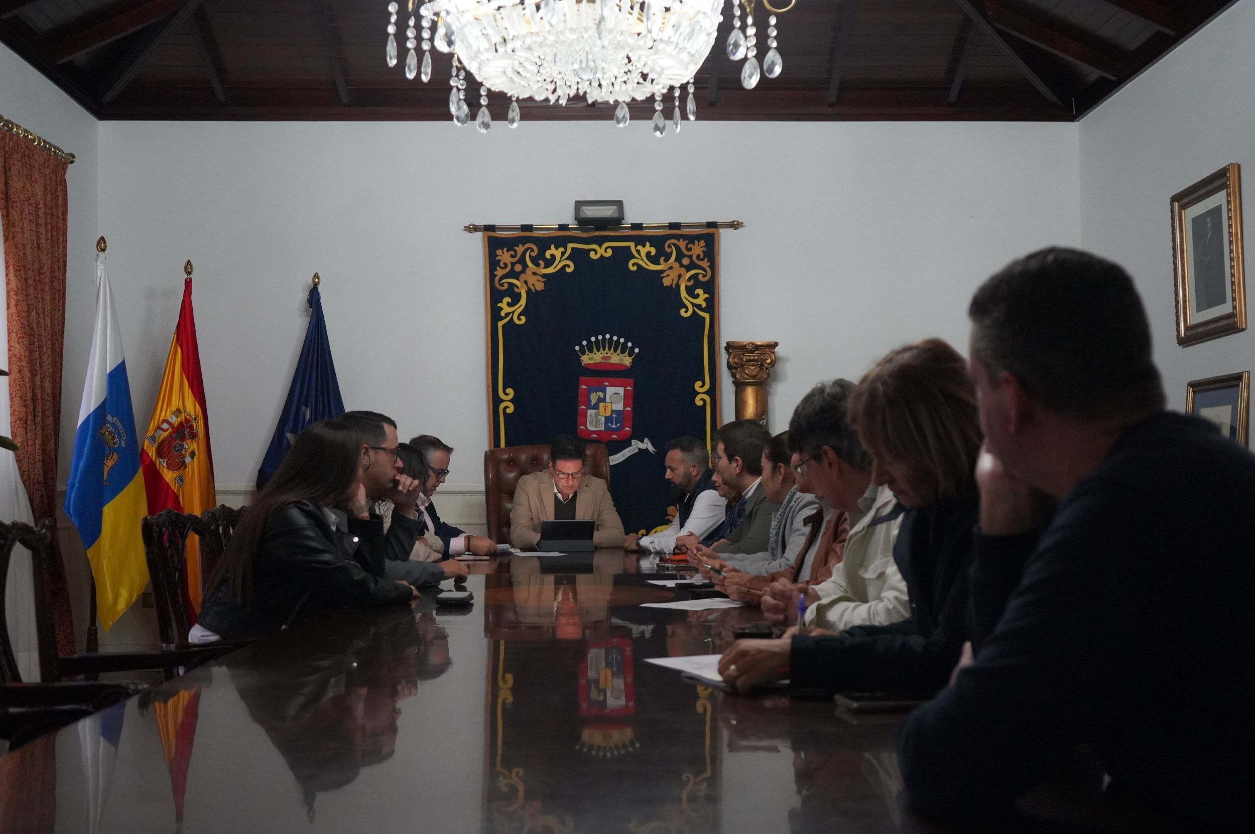 Der Bürgermeister brachte im Plenum einen Antrag ein, der die dringende Umsetzung des Verkehrssicherheitsprojekts für die TF-82 im Bereich von La Vetita forderte.