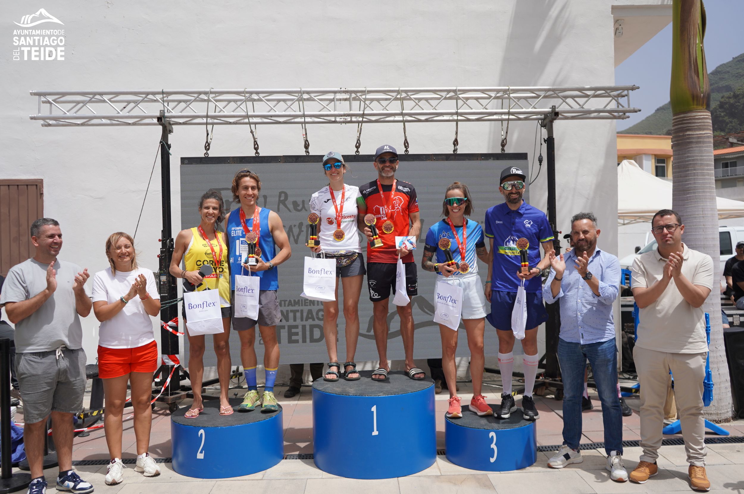 Agustín David Reyes und Myriam Báez sind die Gesamtsieger des 21-km-Laufs beim 14. Almendros y Volcanes Trail Run in Santiago del Teide.