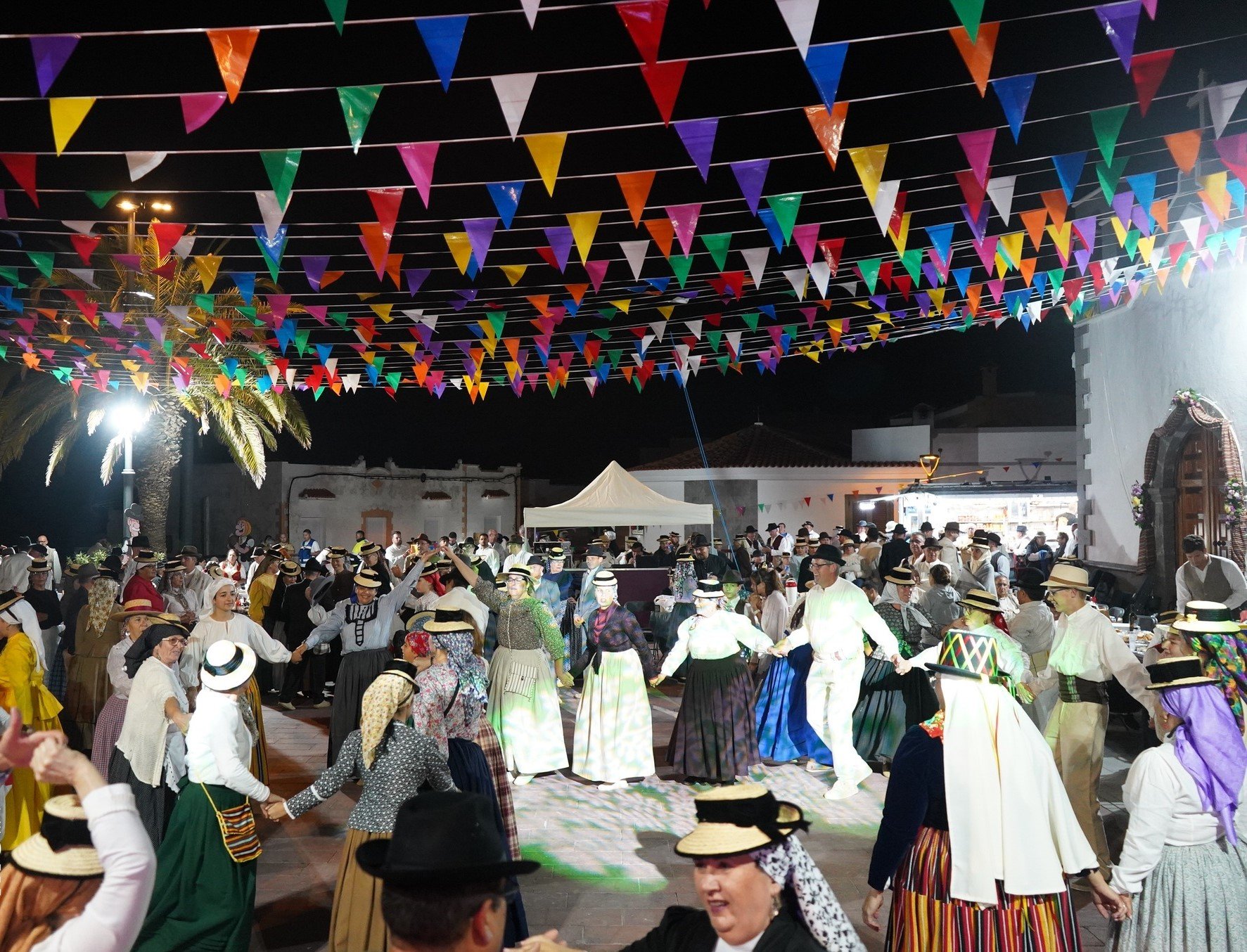 La piazza di Arguayo ha ospitato un massiccio Baile de Magos