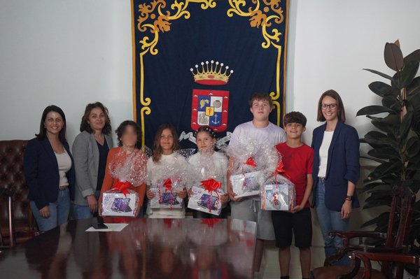 The city council awards the prizes to the winning students of the X Líricas del Almendro Contest